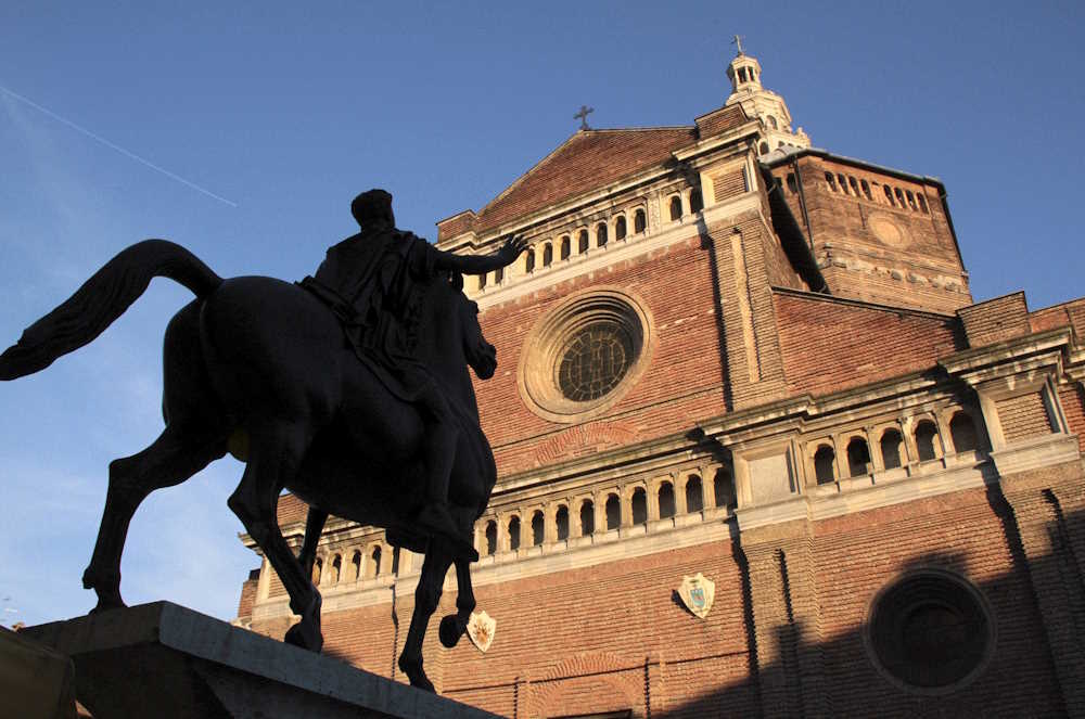 Visita guidata a Pavia: statua del Regisole e facciata del Duomo di Pavia