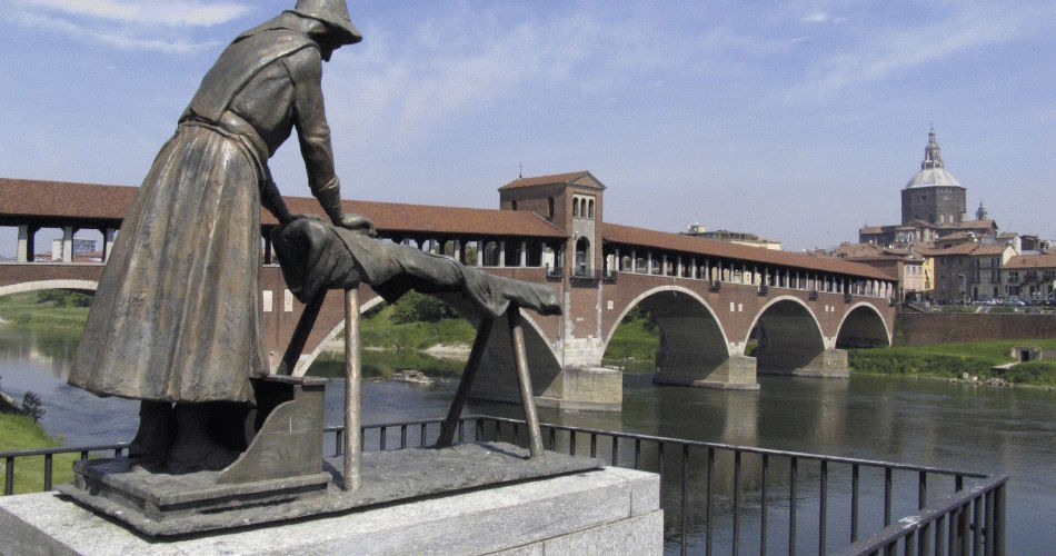 Visita guidata a Pavia: ponte coperto di Pavia e statua della lavandaia